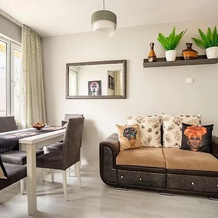 In The Center, Close To The Beach, 100 Mbps Internet, Family House Apartment